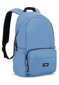 Modrý látkový batoh s hlavní přihrádkou a přední kapsou na zip. Obsahuje černé kování, nastavitelné popruhy a horní ucho.