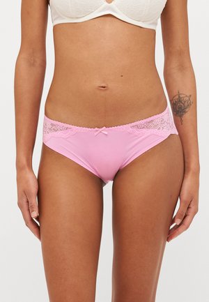 Culotte en nylon rose avec ornements en dentelle, présentant un nœud délicat au centre devant et une texture lisse sur l'ensemble.