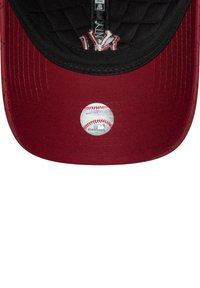 Rode baseballpet met een zwarte binnenkant. Heeft een glanzende sticker die op een honkbal lijkt, gecentreerd aan de onderkant van de klep.