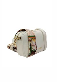 Borsa in pelle bianca con tracolla a motivo floreale, con hardware dorato, forma rettangolare e chiusura con zip. Presenta un logo in rilievo sul lato.