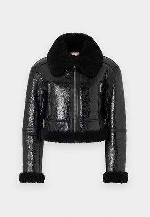 Sort kort jakke med blank finish, imiteret pelskrave og manchetter. Har metal lynlås og to sidelommer. Struktureret overflade detalje.