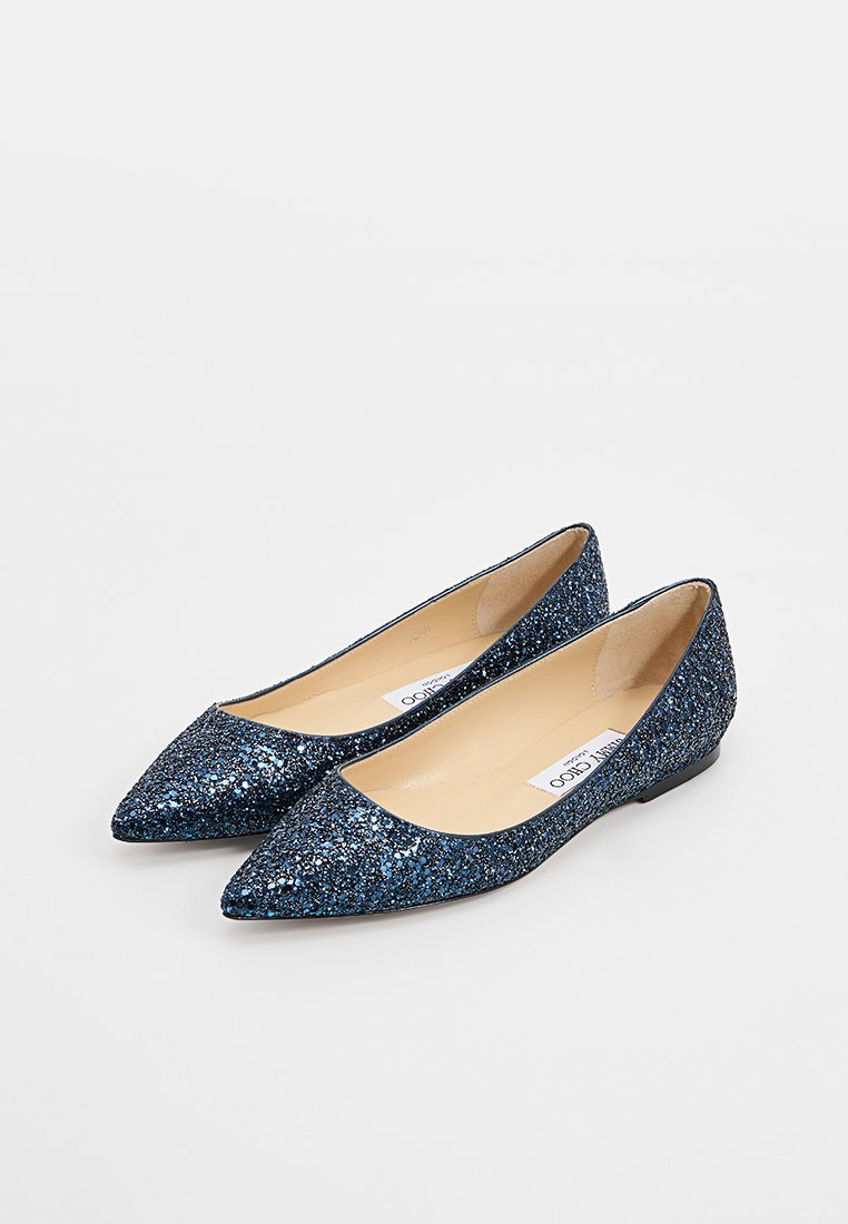Blauwe glitter ballet flats met een puntige neus, beige binnenzolen en een platte zwarte zool. Het bovenwerk heeft een gestructureerde sprankelende afwerking.