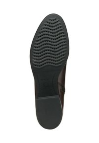 Suela de zapato de cuero marrón con una parte inferior de goma texturizada que presenta patrones ondulados y agujeros de drenaje, marcada con la marca "GEOX".