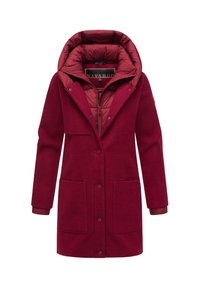 Long manteau rouge avec une doublure matelassée, une capuche surdimensionnée, deux poches avant et des boutons pression. Texture extérieure lisse semblable à de la laine.