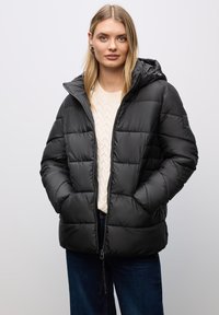 Giubbotto puffo nero con cappuccio, caratterizzato da un design trapuntato, chiusura frontale con zip e due tasche laterali. Tessuto morbido e liscio.