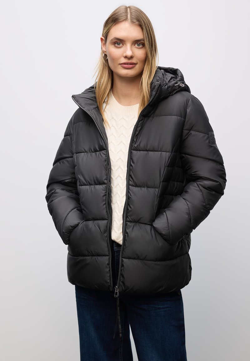Giubbotto puffo nero con cappuccio, caratterizzato da un design trapuntato, chiusura frontale con zip e due tasche laterali. Tessuto morbido e liscio.