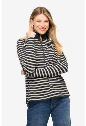 Maglia a maniche lunghe a righe in nero e grigio chiaro, con colletto a zip quarti dotato di una zip arancione e una vestibilità rilassata.