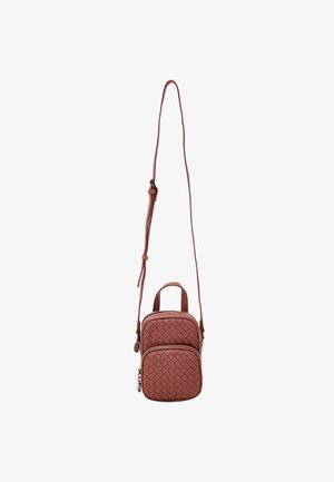 Vævet læder crossbody taske i dæmpet rosa farve, med to lynlåslommer, kort topgreb og justerbar lang rem.