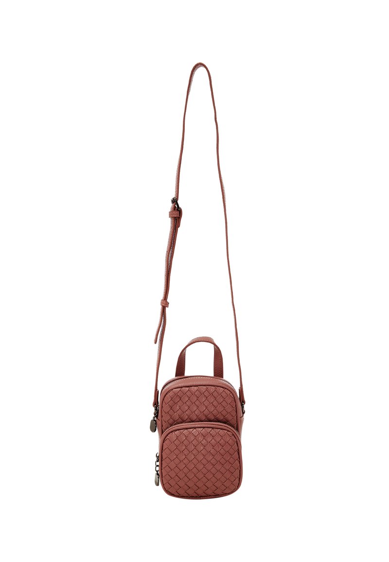 Borsa a tracolla in pelle intrecciata di colore rosa tenue, con due scomparti con zip, manico corto superiore e tracolla lunga regolabile.