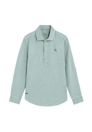 Camiseta polo de manga larga azul claro con tres botones, cuello puntiagudo y un pequeño logo en el pecho izquierdo.