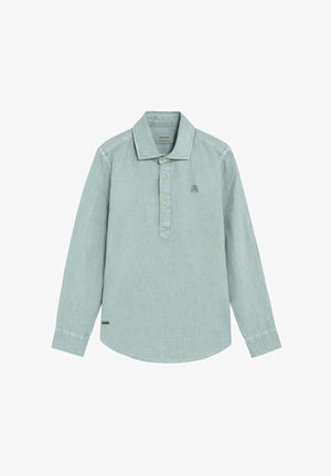 Camiseta polo de manga larga azul claro con tres botones, cuello puntiagudo y un pequeño logo en el pecho izquierdo.