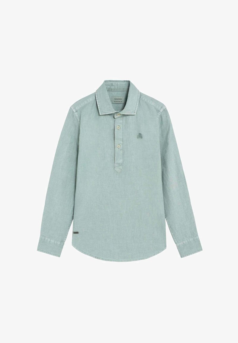 Polo bleu clair à manches longues avec trois boutons, un col pointu, et un petit logo sur le côté gauche de la poitrine.