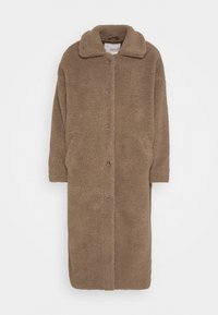 Brązowy płaszcz z polaru, długi fason z kołnierzem, zapinany z przodu na guziki, o fakturowanej powierzchni. Miękki materiał o przytulnym wyglądzie.
