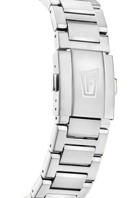 Metāla pulkstenis ar spīdīgu sudraba toni, izmantojot saites aproces dizainu un kvadrātveida sprādzi ar iegravētu logo.