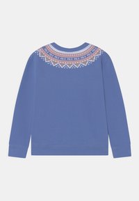 Blå sweatshirt med lång ärm och mönstrad krage i rosa och vitt, med dekorativa detaljer och ribbade ärmslut. Bakvy visas.