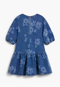 Denimkjole med blomsterprint, puffede ærmer og en udsvinget nederdel. Bagsiden har lynlås. Farve: mellemblå.