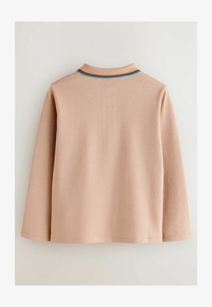 Heled roosa pika varrukaga polo särk, millel on kontrastne mitmevärviline krae ja lihtne õmblus, sile tekstuur ja vabalt langev lõige.