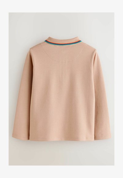 Helles pinkes Langarm-Polohemd mit einem kontrastierenden, mehrfarbigen Kragen und einfacher Naht, samt einer glatten Textur und lockerer Passform.