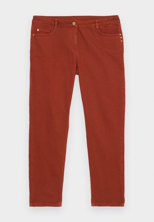 Rūsas krāsas bikses, izgatavotas no kokvilnas maisījuma, ar klasisku piecu kabatu dizainu, zelta aksesuāriem un pieguļošu siluetu.