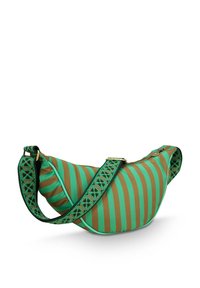 Groene en bruine gestreepte hobo-tas met een gebogen vorm, voorzien van een patroonriem en gouden hardware. Soepele textuur met een ritssluiting.