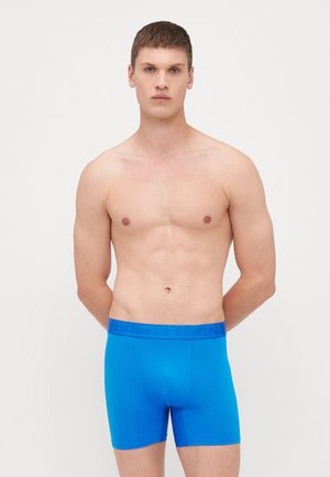 Helle blaue Herren-Boxershorts aus glattem Stoff mit einem dehnbaren Bund, der mit eingeprägtem Branding versehen ist.