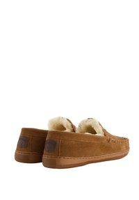 Bruine suede instappantoffels met zachte crème bontvoering, een gestructureerde rubberen zool en decoratieve stiksels. Heeft merkhardware op de hak.