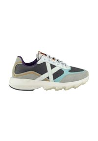 Scarpa sportiva grigia e nera con un accento azzurro chiaro, realizzata in materiali in rete testurizzata e suede, dotata di una suola bianca chunky e dettagli arancioni.