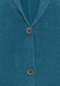 Türkis gestrickte Strickjacke mit geripptem Muster, V-Ausschnitt und zwei grauen Knöpfen auf der Vorderseite für den Verschluss.