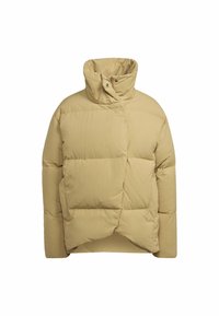 Béžová péřová bunda s vysokým límcem, prošívaným designem a asymetrickým zapínáním vpředu. Měkká textura s viditelnými švy.