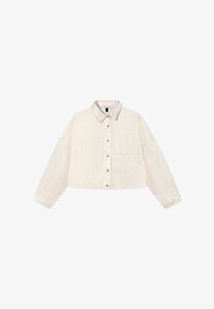 Korte crèmekleurige shirt gemaakt van gladde stof, met een knopsluiting aan de voorkant, een enkele borstzak en elastische cuffs op de lange mouwen.