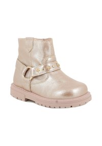 Stivale alla caviglia dorato metallico con punta arrotondata, cinturino con fibbia che presenta applicazioni a forma di stella e suola in gomma rosa. Texture liscia in tutto il prodotto.