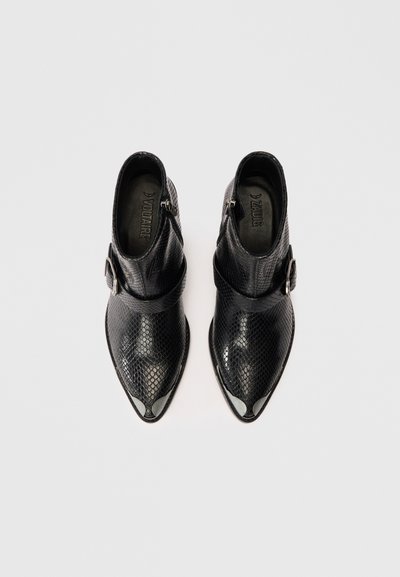 Botine negre până la gleznă cu un model texturat de piele de șarpe, vârf ascuțit, accente argintii, fermoar pe lateral și o curea lată cu cataramă.