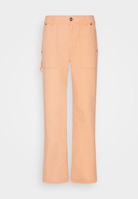 Calças cargo cor pêssego feitas de algodão. Apresentam pernas largas, bolsos laterais e fecho frontal com botão. Textura suave com costuras visíveis.