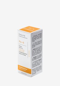 Hvit pappeske med oransje detaljer. Merket "Pa + G" for papaya- og geraniumserum. Har produktinformasjon i svart tekst. 5 ml størrelse.