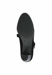 Černá bota s hladkým nubukovým svrškem, nízkým podpatkem a strukturovanou gumovou podrážkou. Obsahuje boční zip a logo značky na stélce.