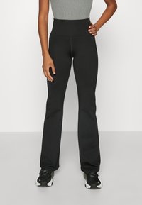 Czarne legginsy treningowe o wysokim stanie, wykonane z elastycznego materiału o gładkiej fakturze, z rozszerzanymi nogawkami i przeszyciami.