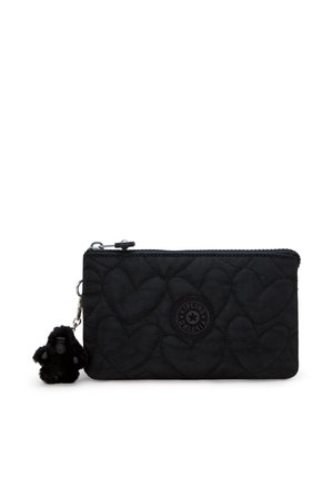 Schwarze, gesteppte Reißverschlusstasche mit gesteppten Herzmustern, einem runden Kipling-Logo und einem kleinen, befestigten Plüsch-Gorilla-Schlüsselanhänger.