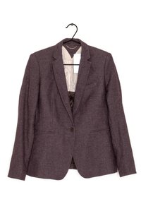 Blazer marrone a un bottone, con rever a bavero e fodera beige a righe, appeso a una gruccia nera su sfondo bianco.