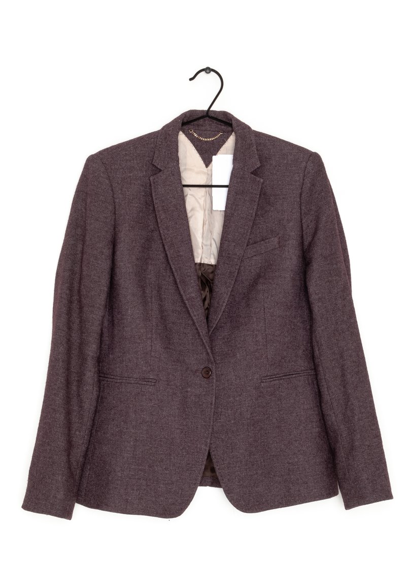 Blazer marrone a un bottone, con rever a bavero e fodera beige a righe, appeso a una gruccia nera su sfondo bianco.