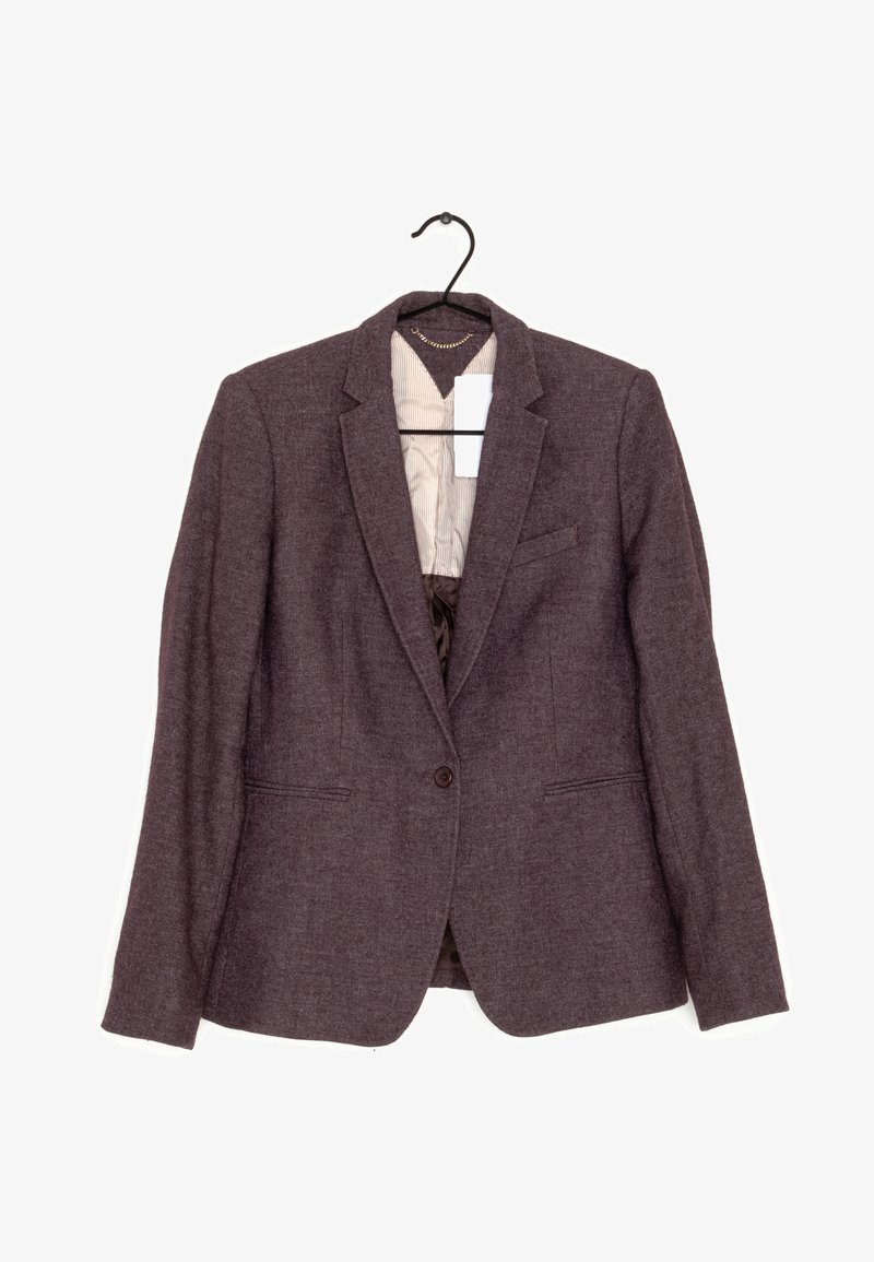 Blazer marrone a un bottone, con rever a bavero e fodera beige a righe, appeso a una gruccia nera su sfondo bianco.