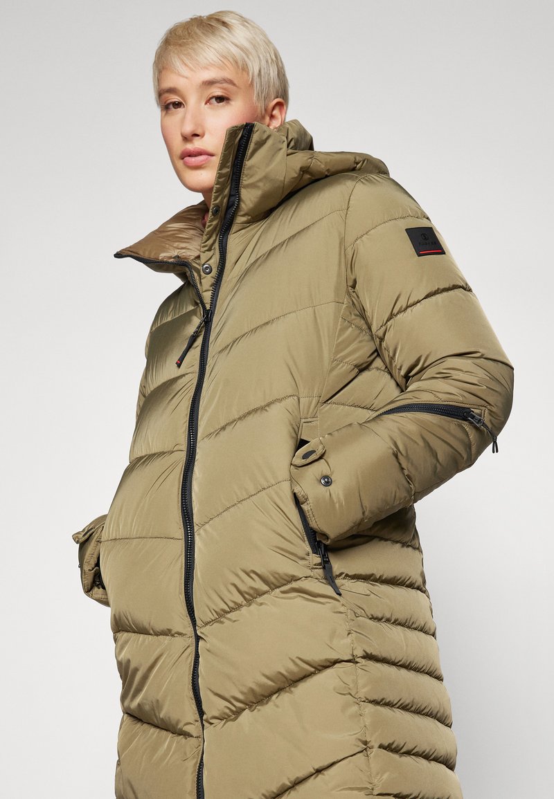 Olivgrüner Daunenmantel mit hohem Kragen und Kapuze, mit Reißverschluss, gestepptem Design und seitlichen Taschen. Schwarzes Akzent-Logo-Patch am Ärmel.