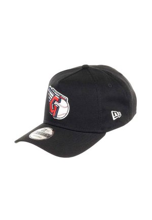 Schwarze Baseballkappe aus Stoff; verfügt über ein rot-blaues geflügeltes Logo mit einem weißen Baseball. Verstellbarer Riemen auf der Rückseite.