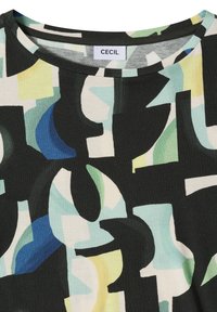 Rundhalsausschnitt-Shirt mit abstrakten Formen in Schwarz, Blau, Gelb, Grün und Weiß, mit einem "CECIL" Markenlabel im Kragen.