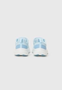 Des chaussures de sport bleu ciel sont affichées de l'arrière, présentant un design en mailles et des semelles rembourrées sur un fond blanc uni.