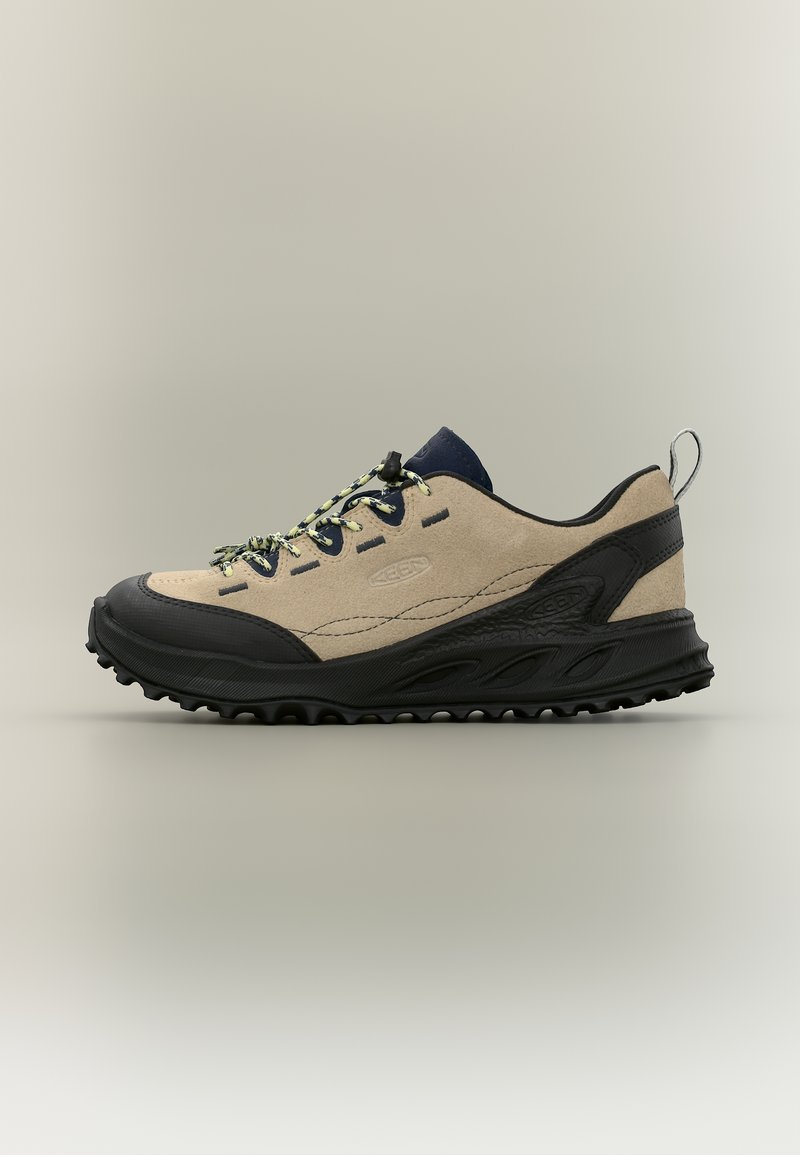 Μπεζ και μαύρο παπούτσι πεζοπορίας με ανθεκτική σόλα, μαύρο κάλυμμα δαχτύλων, κορδόνια με σχέδιο και πίσω ταινία για εύκολο φόρεμα, σχεδιασμένο για πεζοπορία σε εξωτερικούς χώρους.