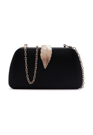 Bolso de mano negro con cadena dorada y cierre dorado en forma de pluma sobre un fondo blanco.