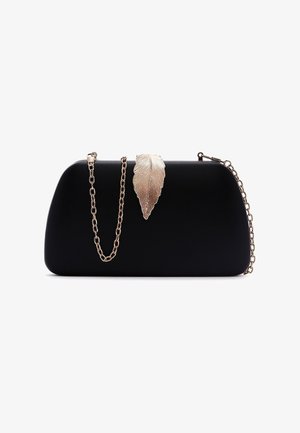 Bolso de mano negro con cadena dorada y cierre dorado en forma de pluma sobre un fondo blanco.