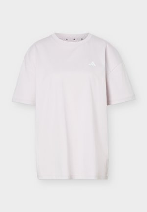 Λευκό κοντομάνικο μπλουζάκι Adidas με στρογγυλή λαιμόκοψη και μικρό λογότυπο Adidas στο αριστερό στήθος, σε απλό ανοιχτό φόντο.