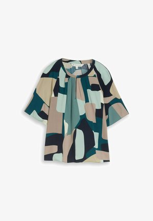 Bluza lejeră cu mâneci scurte, cu un model geometric abstract în nuanțe de teal, bej, negru și albastru deschis, având un decolteu rotund cu un nasture mic.