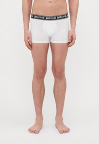 Fehér pamut boxeralsó fekete derékkal, melyen a "justcavalli" felirat található, testhez álló kialakítással és elöl zsebből álló részel.